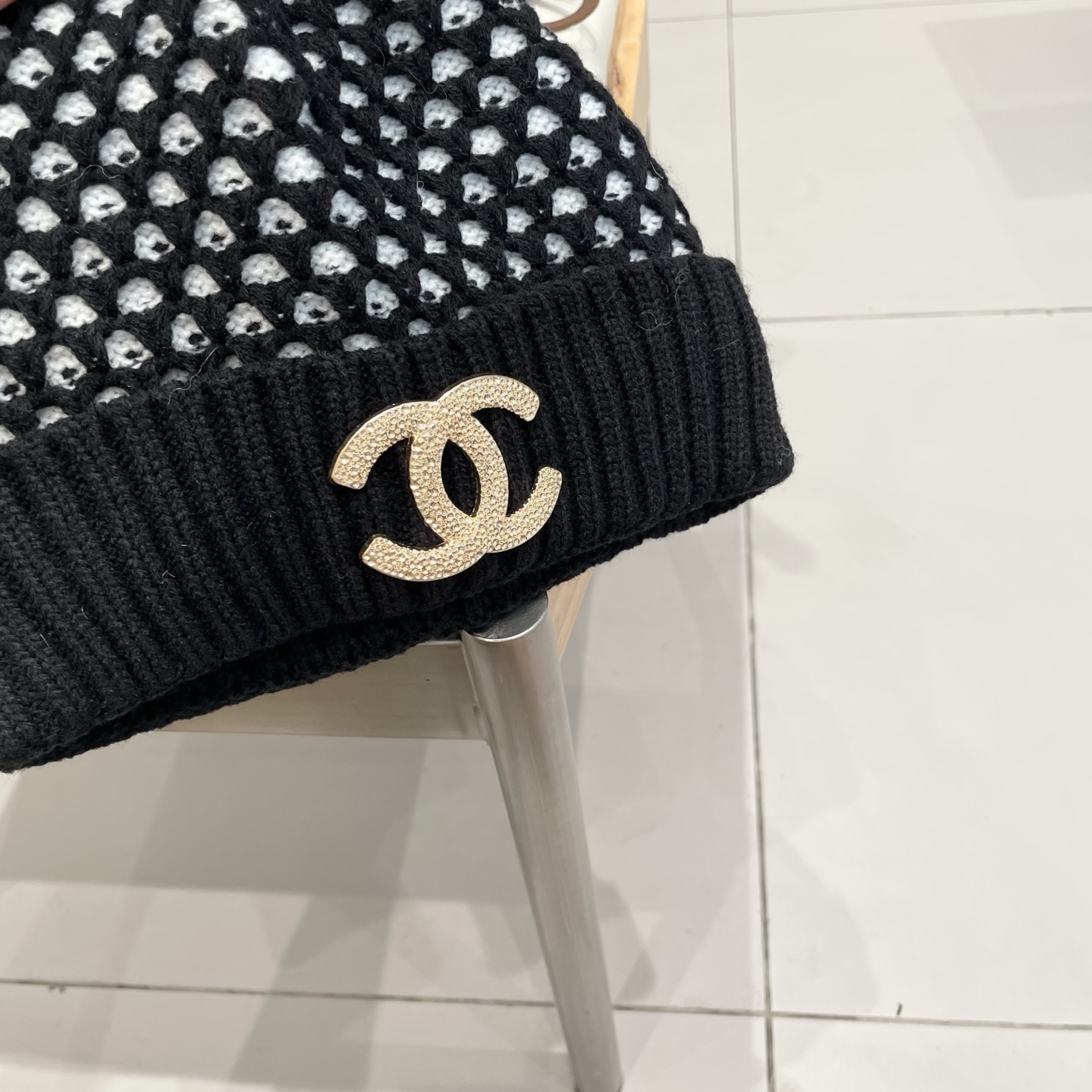 Chanel香奈儿秋冬配狐狸毛球网红时尚博主推荐款毛线帽，小红书爆款，手感超柔软舒适的针织线帽，弹性极佳！