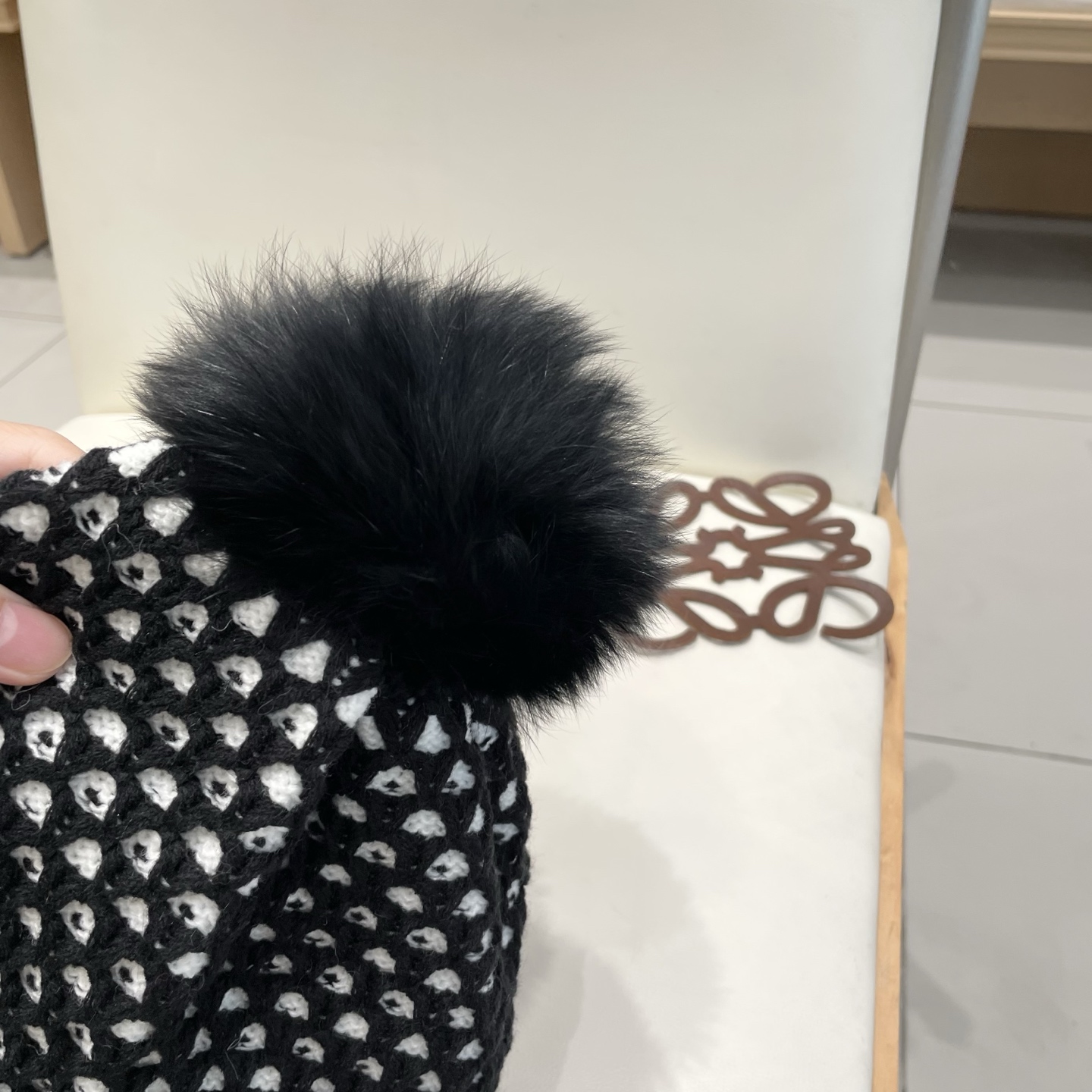 Chanel香奈儿秋冬配狐狸毛球网红时尚博主推荐款毛线帽，小红书爆款，手感超柔软舒适的针织线帽，弹性极佳！