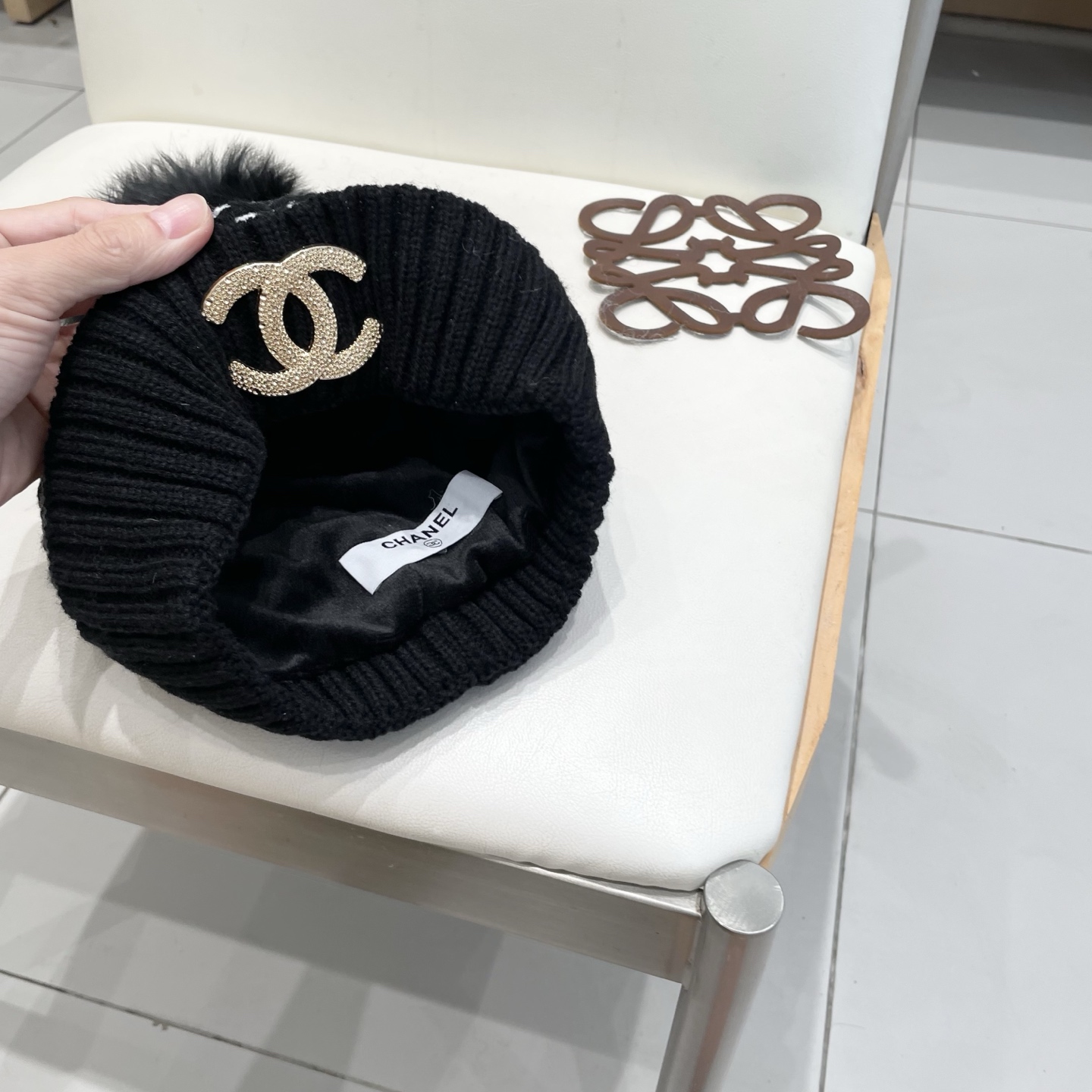 Chanel香奈儿秋冬配狐狸毛球网红时尚博主推荐款毛线帽，小红书爆款，手感超柔软舒适的针织线帽，弹性极佳！