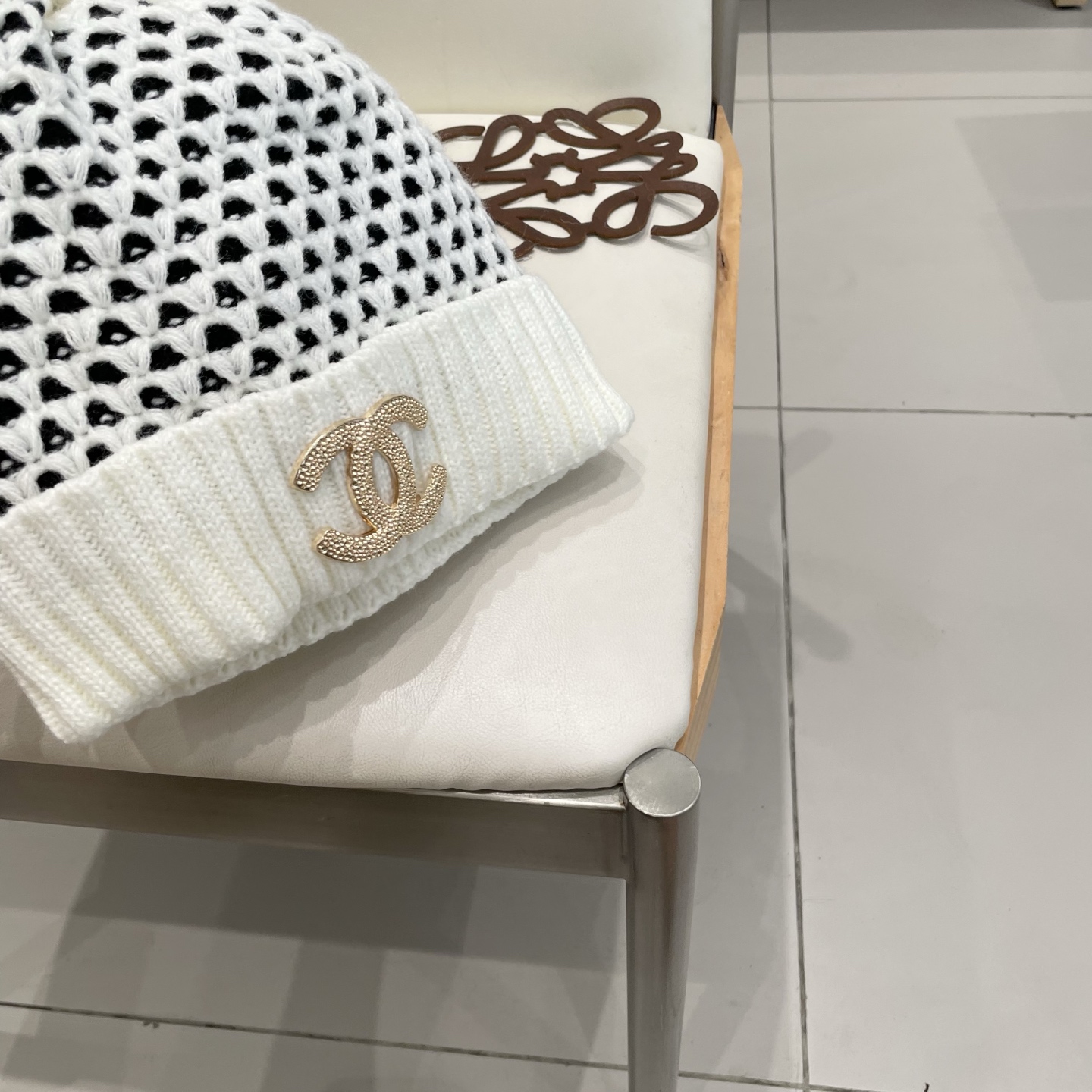 Chanel香奈儿秋冬配狐狸毛球网红时尚博主推荐款毛线帽，小红书爆款，手感超柔软舒适的针织线帽，弹性极佳！
