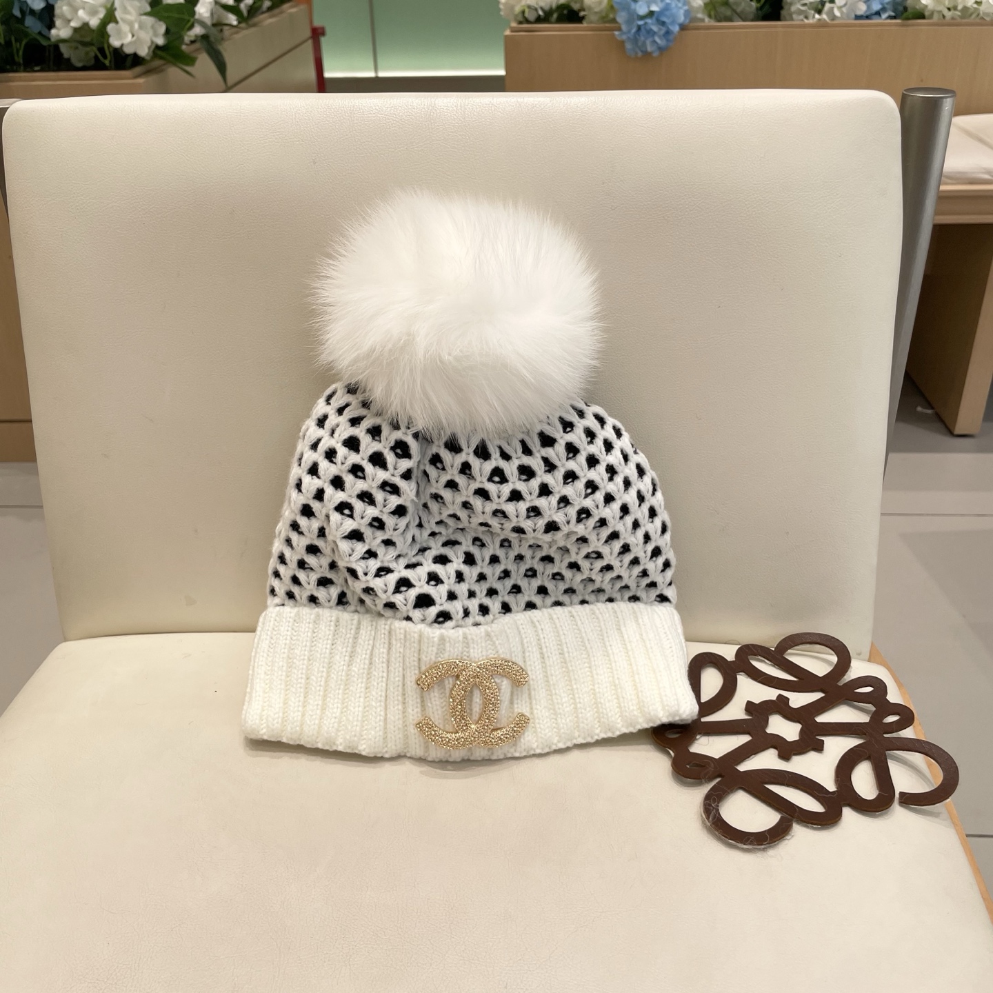 Chanel香奈儿秋冬配狐狸毛球网红时尚博主推荐款毛线帽，小红书爆款，手感超柔软舒适的针织线帽，弹性极佳！