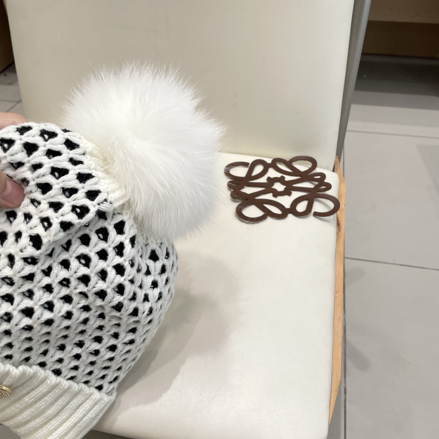 Chanel香奈儿秋冬配狐狸毛球网红时尚博主推荐款毛线帽，小红书爆款，手感超柔软舒适的针织线帽，弹性极佳！