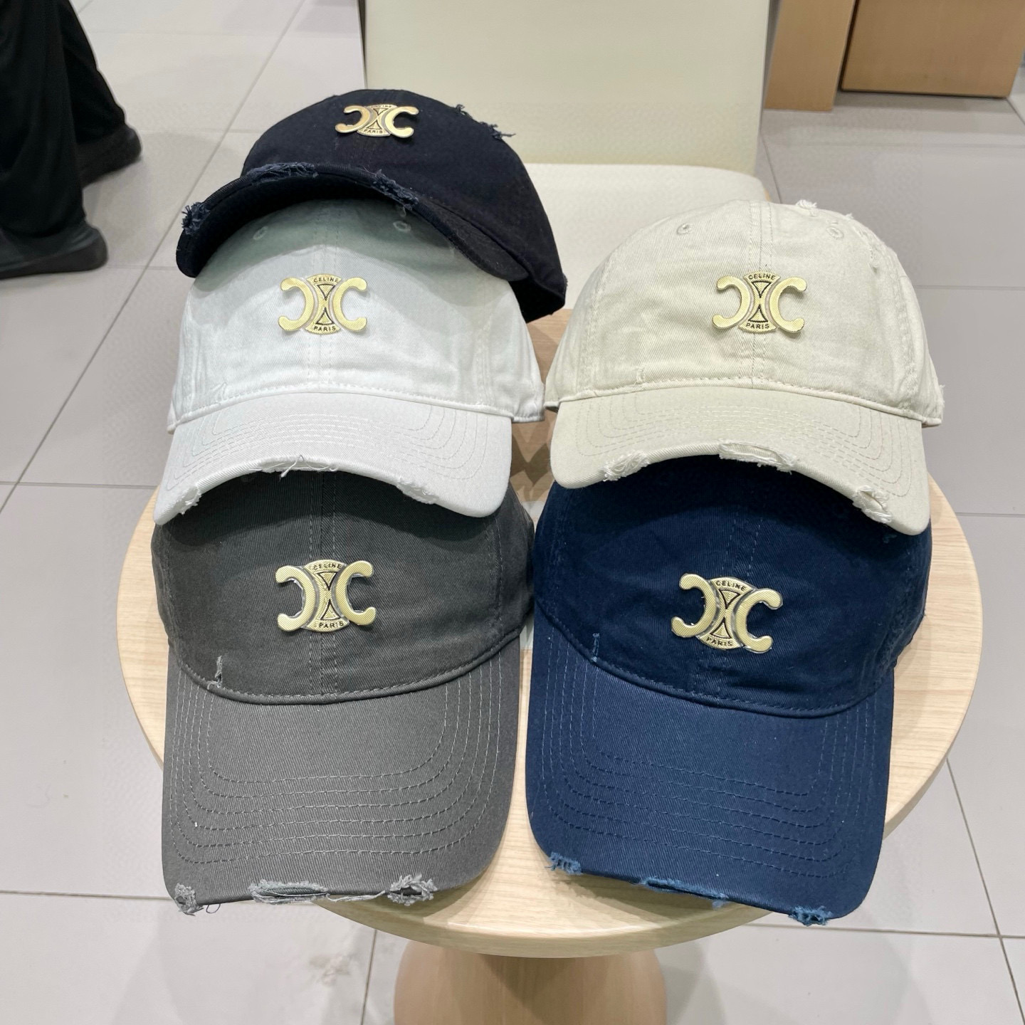  CELINE 塞琳 新款 🆕 棒球帽 🧢 
logo比较小一点 楦型 通通不一专柜热卖款轻盈透气
完美