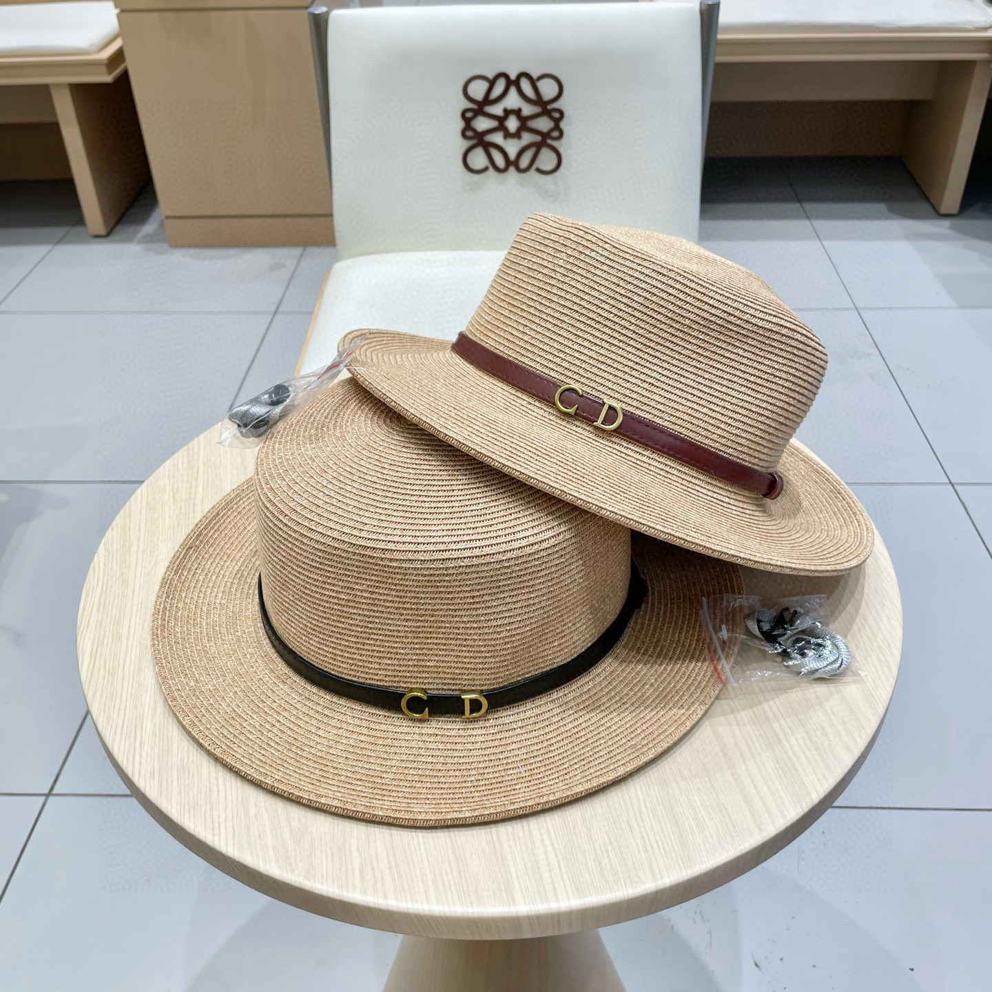  DIOR迪奥 CD字母平顶草帽
平顶帽采用台湾细辫草制作 百搭不挑脸型
平沿相对不遮挡视线 更加实用 