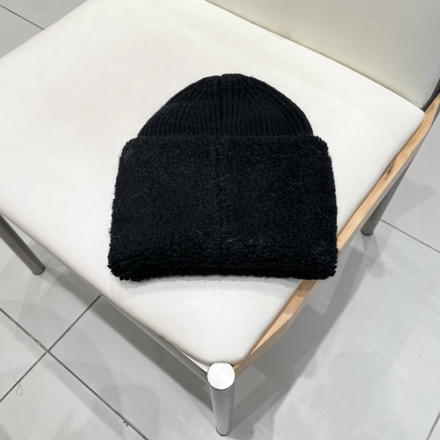  Prada普拉达针织毛线帽！百分之70羊毛+百分之三十兔毛小姐姐的冬日最爱～随便搭配什么衣服都好看！又