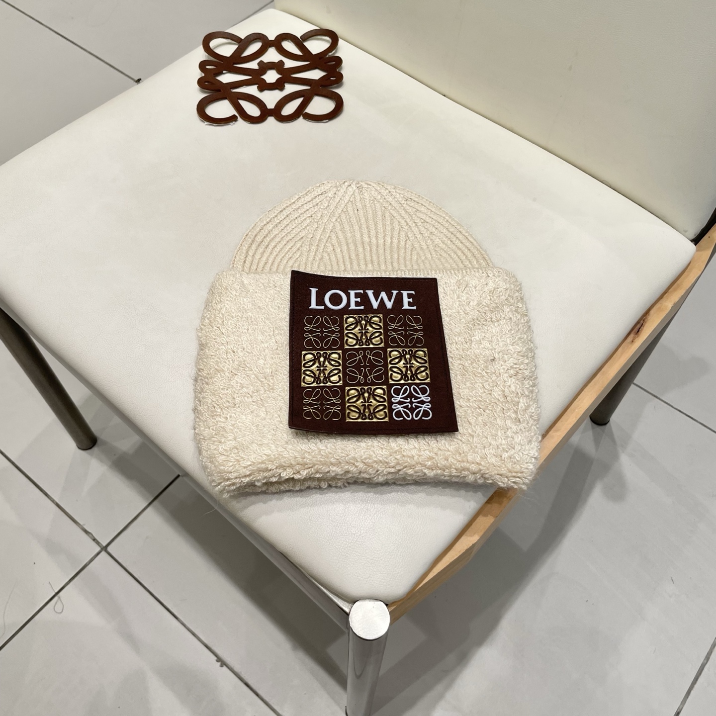  Prada普拉达针织毛线帽！百分之70羊毛+百分之三十兔毛小姐姐的冬日最爱～随便搭配什么衣服都好看！又