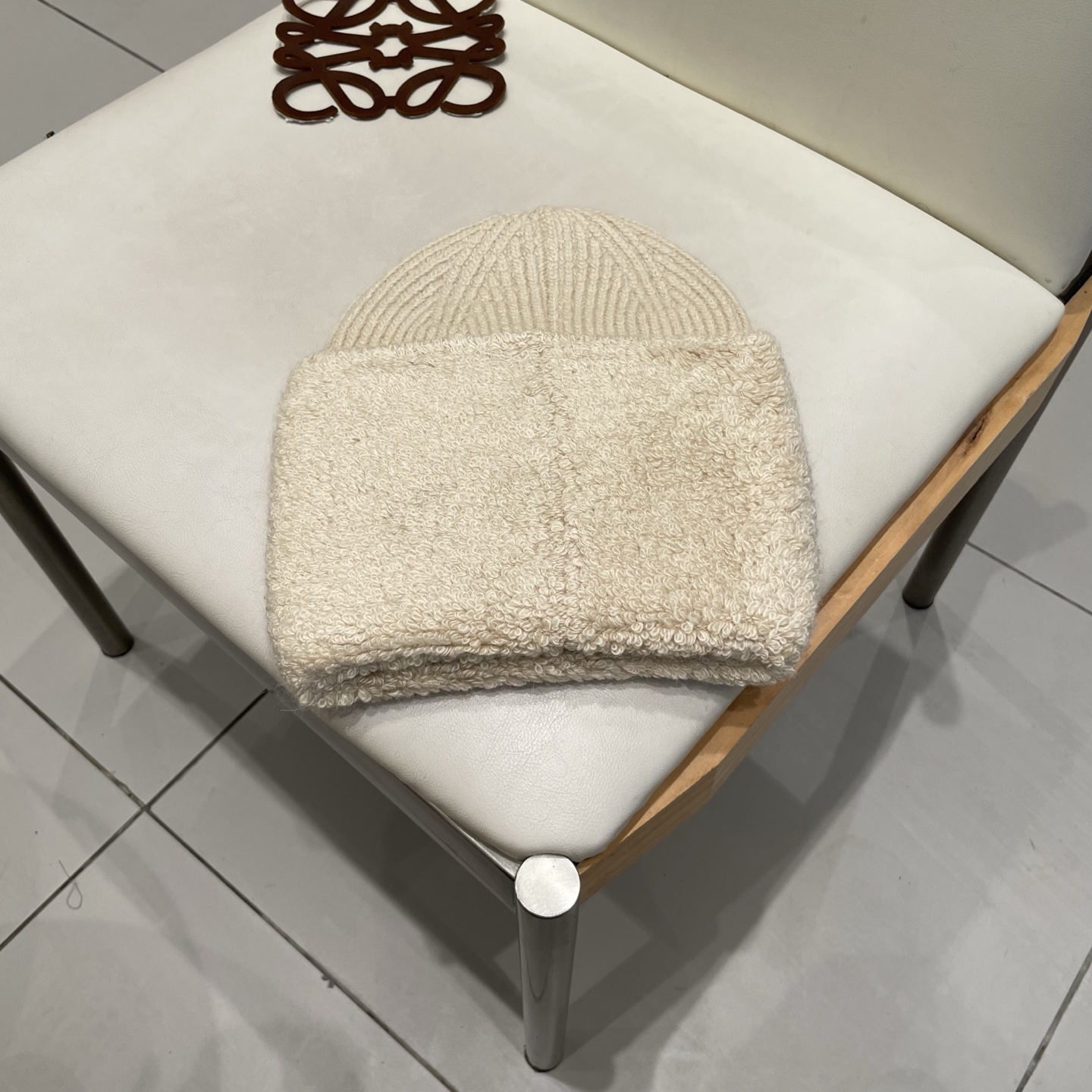  Prada普拉达针织毛线帽！百分之70羊毛+百分之三十兔毛小姐姐的冬日最爱～随便搭配什么衣服都好看！又