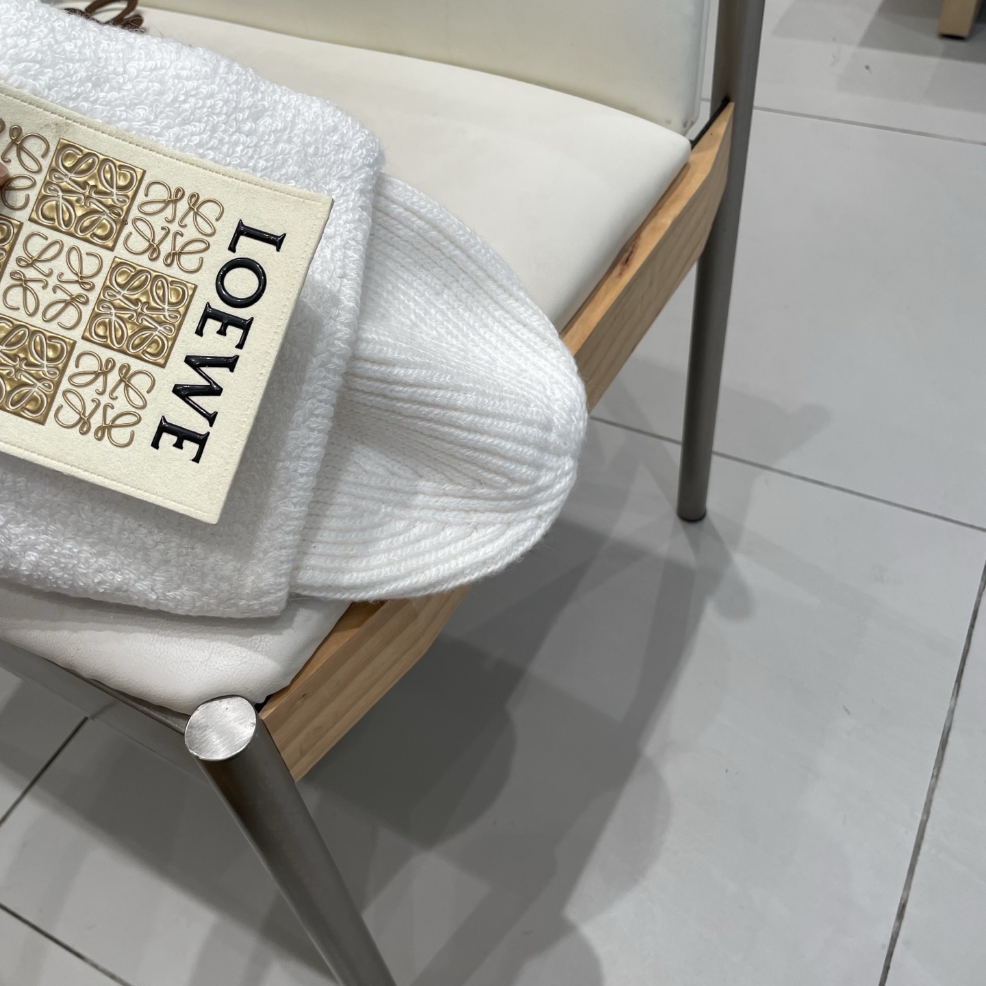  Prada普拉达针织毛线帽！百分之70羊毛+百分之三十兔毛小姐姐的冬日最爱～随便搭配什么衣服都好看！又