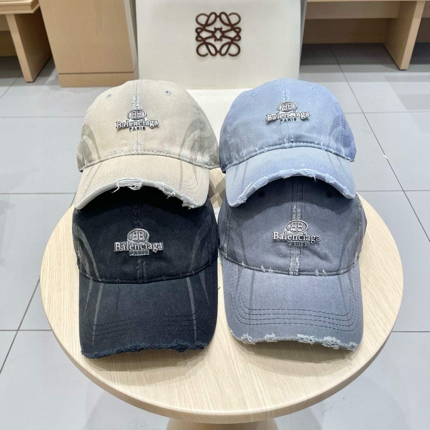  BALENCIAGA巴黎世家新款刺绣logo棒球帽，很酷的色系，男女佩戴都有不同style，第一批抢先