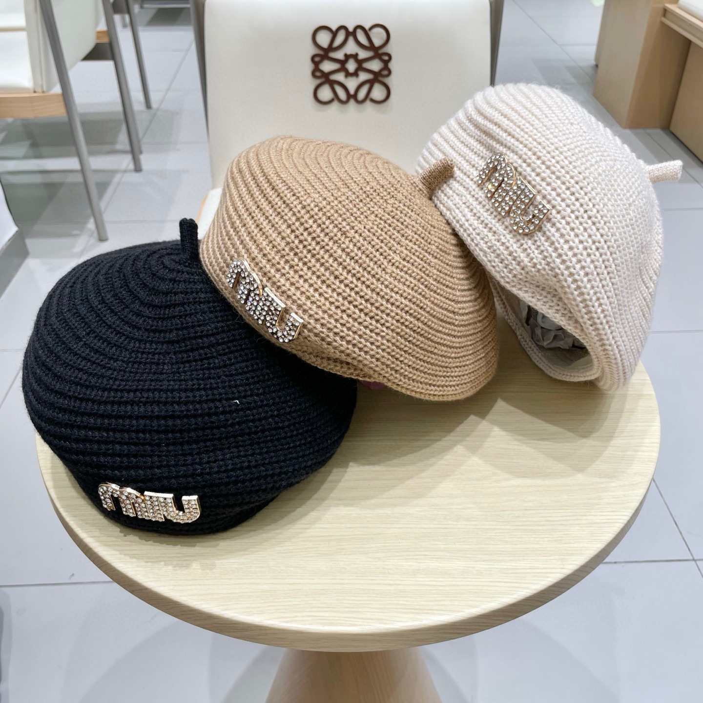  缪缪miumiu字母水钻贝雷帽女春秋款钩针定型画家帽薄款帽子显脸小