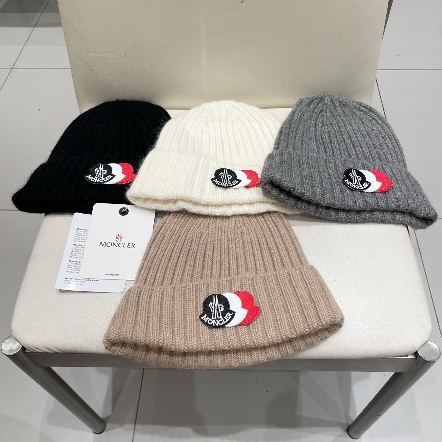  蒙口Moncler盟可睐💥官网经典针织帽，非常柔软亲肤，弹性很好💓有质感又非常百搭的款式~保暖的  羊