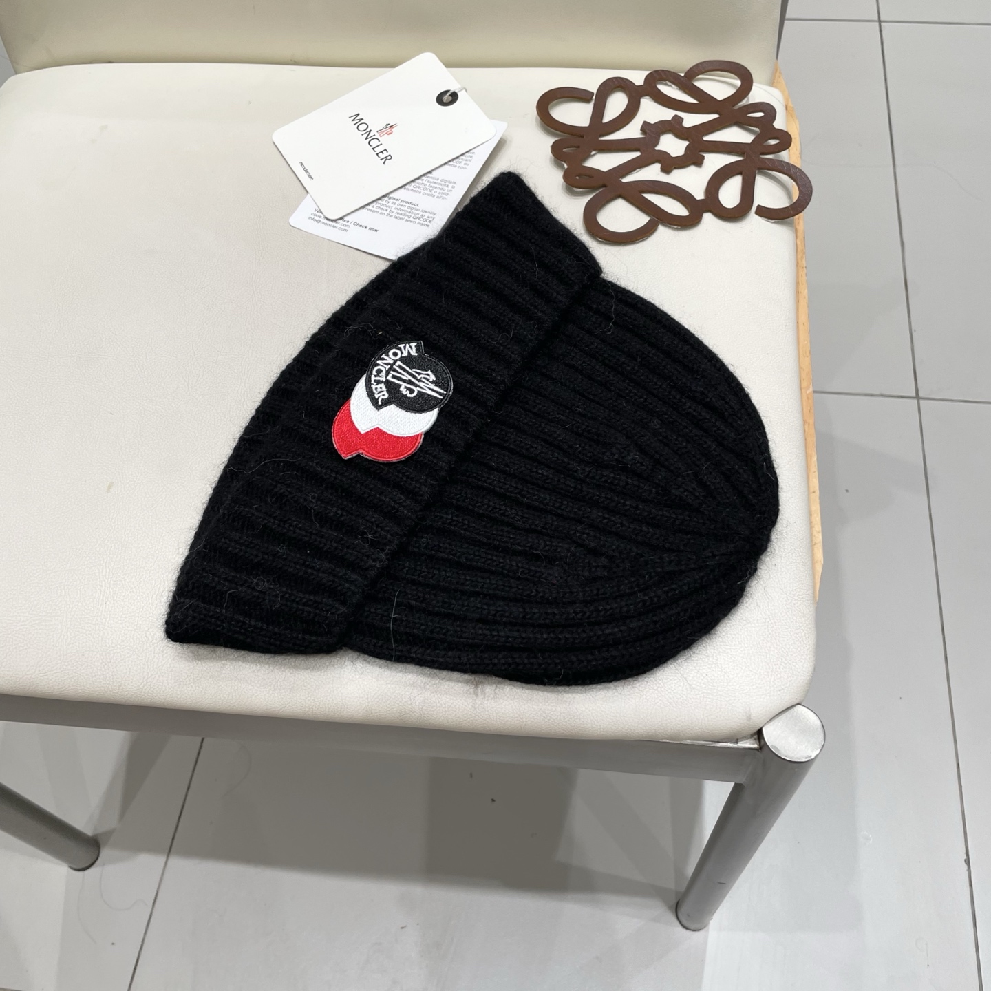  蒙口Moncler盟可睐💥官网经典针织帽，非常柔软亲肤，弹性很好💓有质感又非常百搭的款式~保暖的  羊