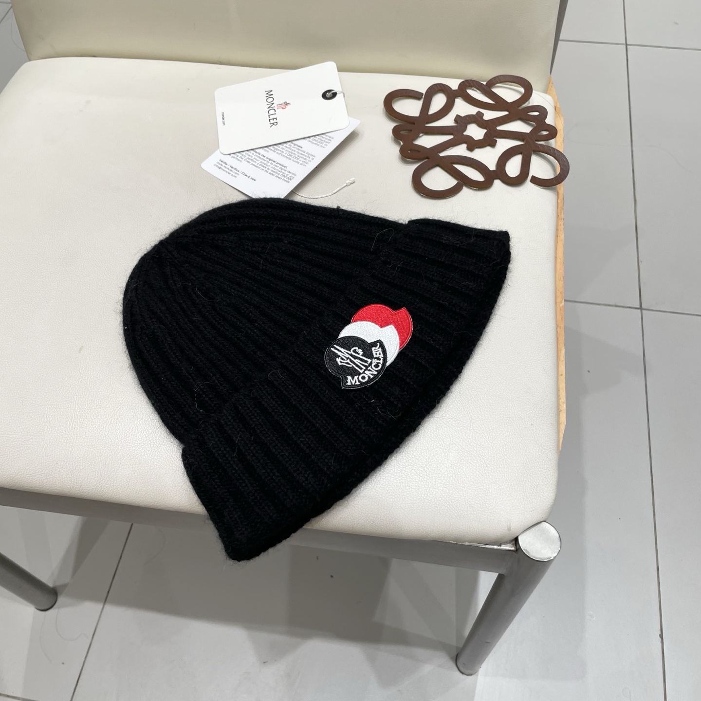  蒙口Moncler盟可睐💥官网经典针织帽，非常柔软亲肤，弹性很好💓有质感又非常百搭的款式~保暖的  羊