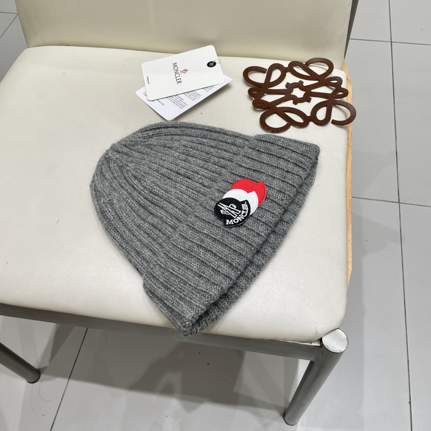  蒙口Moncler盟可睐💥官网经典针织帽，非常柔软亲肤，弹性很好💓有质感又非常百搭的款式~保暖的  羊