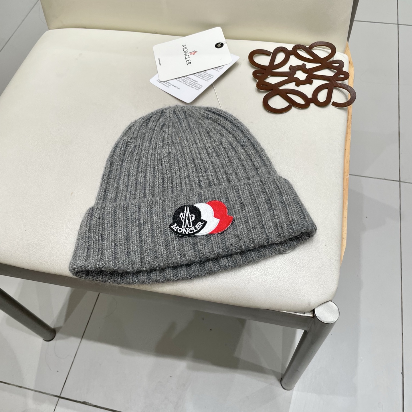  蒙口Moncler盟可睐💥官网经典针织帽，非常柔软亲肤，弹性很好💓有质感又非常百搭的款式~保暖的  羊
