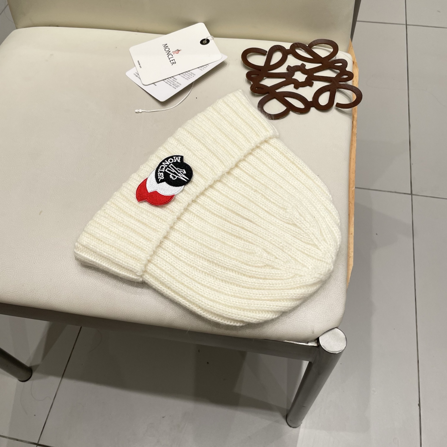  蒙口Moncler盟可睐💥官网经典针织帽，非常柔软亲肤，弹性很好💓有质感又非常百搭的款式~保暖的  羊