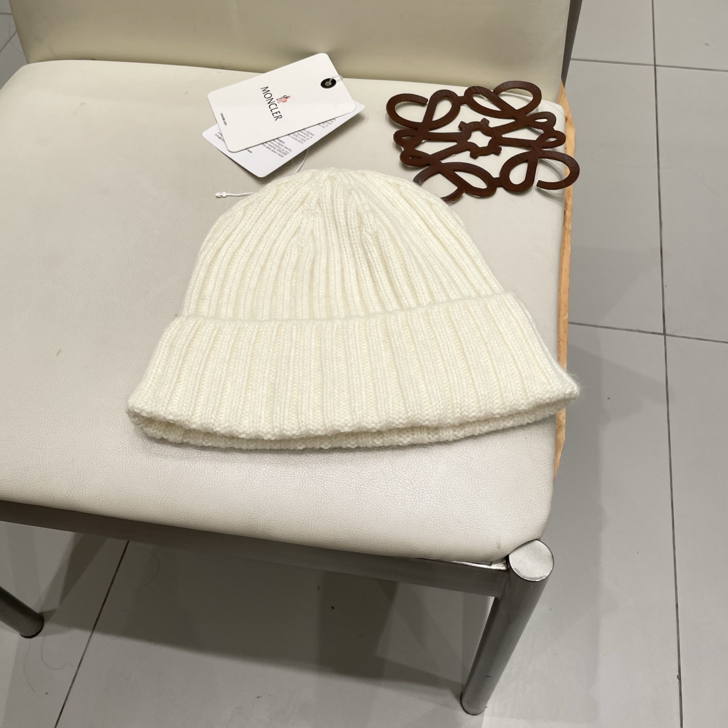  蒙口Moncler盟可睐💥官网经典针织帽，非常柔软亲肤，弹性很好💓有质感又非常百搭的款式~保暖的  羊
