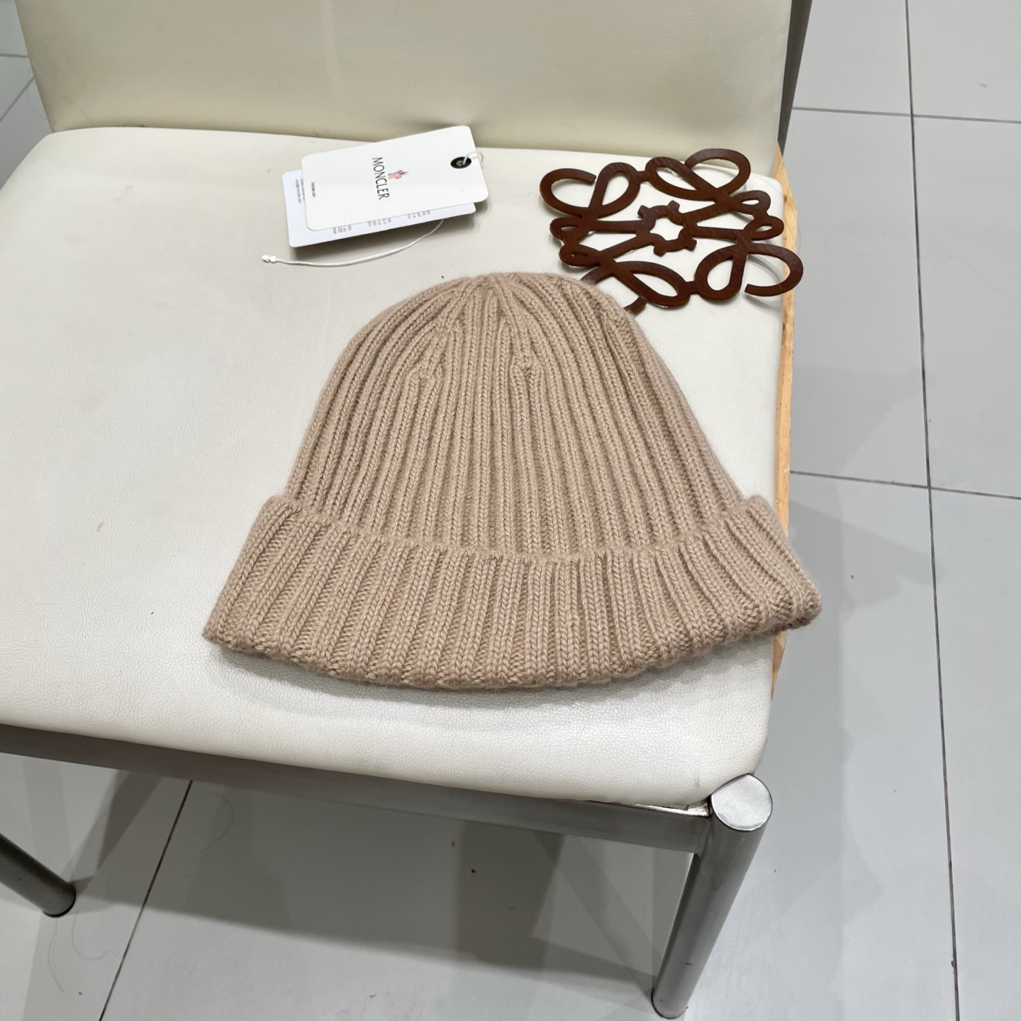  蒙口Moncler盟可睐💥官网经典针织帽，非常柔软亲肤，弹性很好💓有质感又非常百搭的款式~保暖的  羊