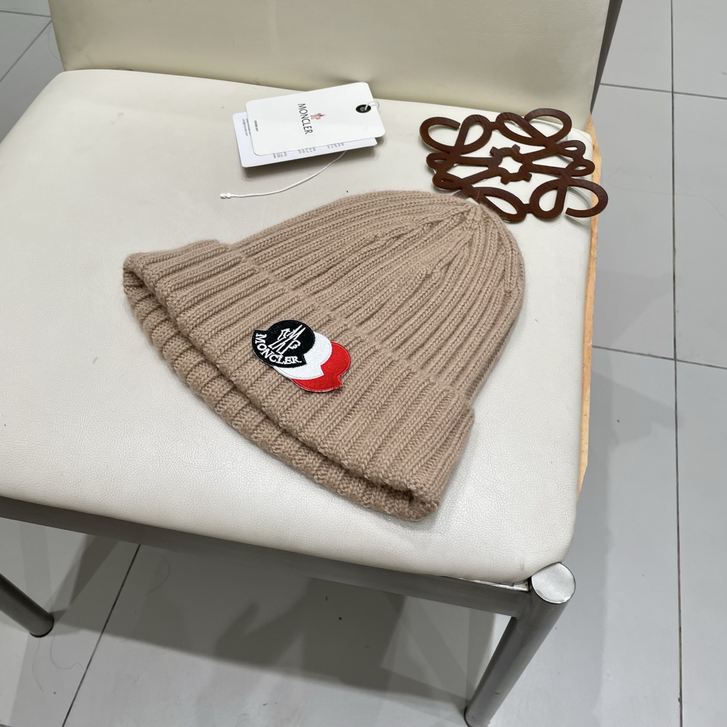  蒙口Moncler盟可睐💥官网经典针织帽，非常柔软亲肤，弹性很好💓有质感又非常百搭的款式~保暖的  羊