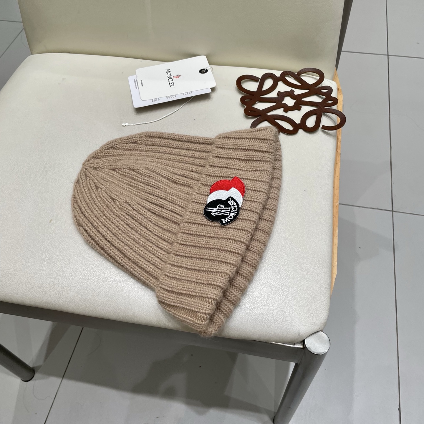  蒙口Moncler盟可睐💥官网经典针织帽，非常柔软亲肤，弹性很好💓有质感又非常百搭的款式~保暖的  羊