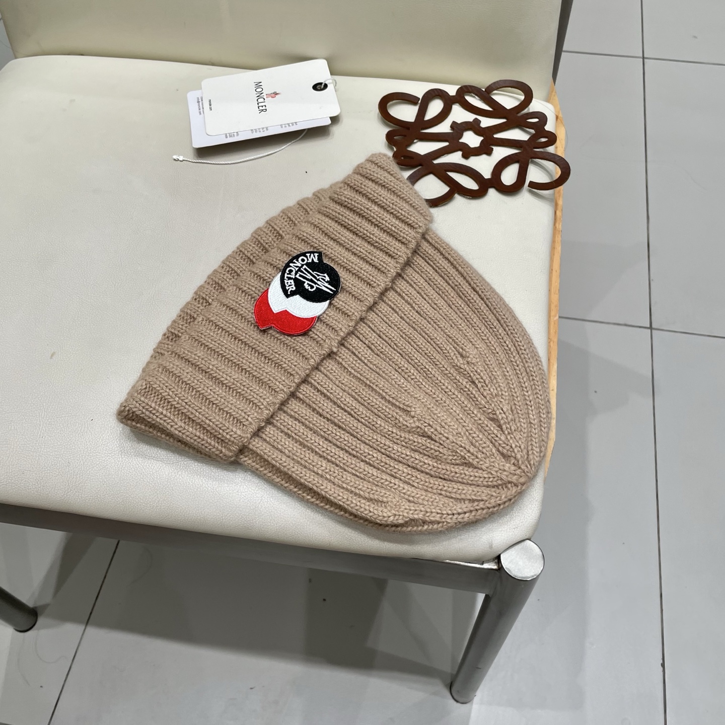  蒙口Moncler盟可睐💥官网经典针织帽，非常柔软亲肤，弹性很好💓有质感又非常百搭的款式~保暖的  羊