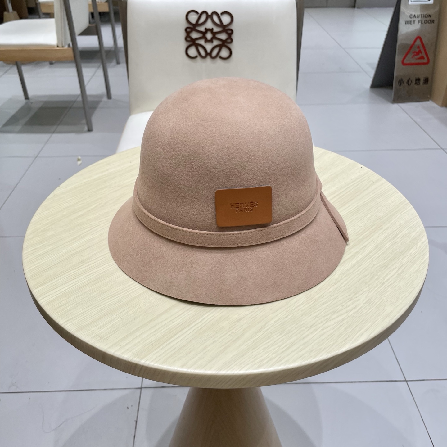 NO:541771,White. Black and Red Card HEREMS Hermes autumn and winter new wool flat top hat, 100% wool buckle top hat, a must-have for fashion goddess, head circumference 57cm khaki black head circumference 57cm hat fisherman hat baseball hat knit hat, hat, hermes, espadrilles, hats19860909白色.黑红卡 HEREMS爱马仕秋冬新款羊毛平顶帽,百分百羊毛带扣礼帽,时尚女神必备,头围57cm 卡其 黑色头围57cm帽子渔夫帽棒球帽针织帽,帽子,hermes,espadrilles,hats,hat