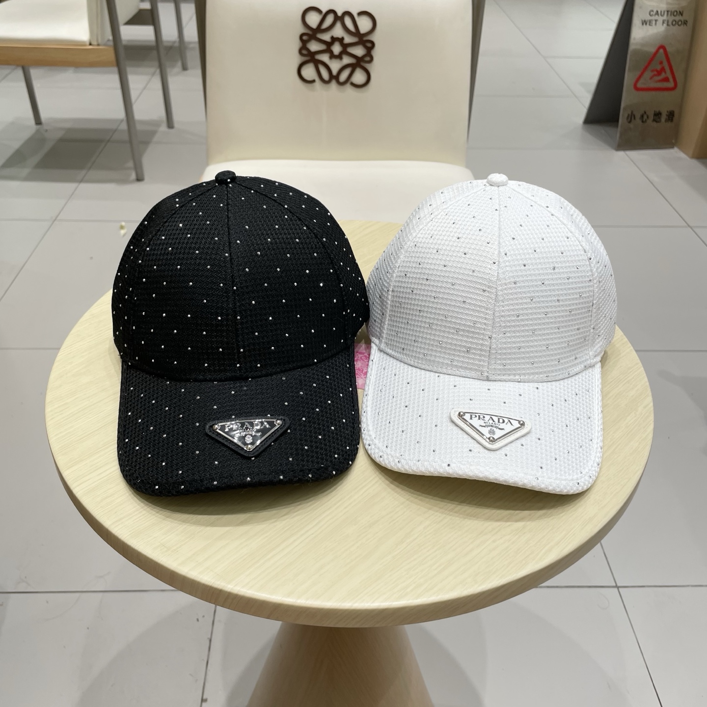  普拉达 PRADA 新品经典棒球帽 代购版本！时尚潮流，高端做工！非一般的品质，细节看实拍哦