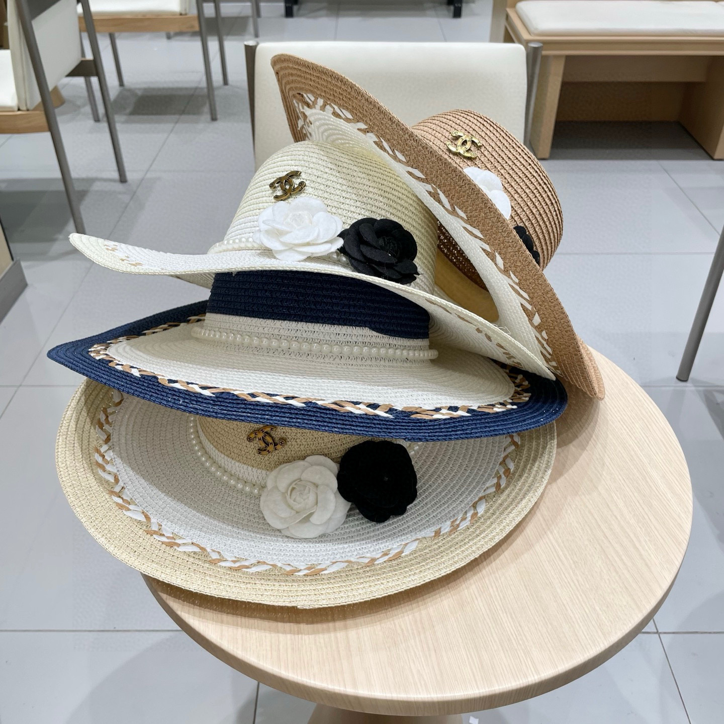 【Chanel香奈儿】2025新款山茶花拼色编织草帽，度假休闲必备，优雅大方的一款