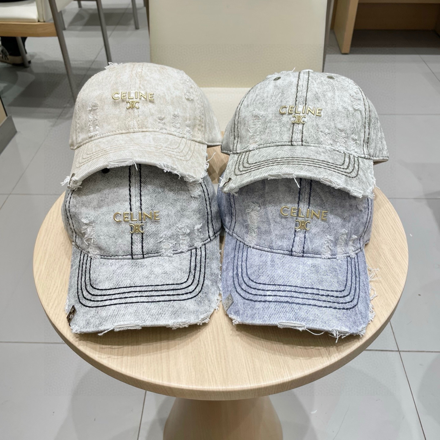  CELINE 塞琳 新款 🆕 棒球帽 🧢 
logo比较小一点 楦型 通通不一专柜热卖款轻盈透气
完美