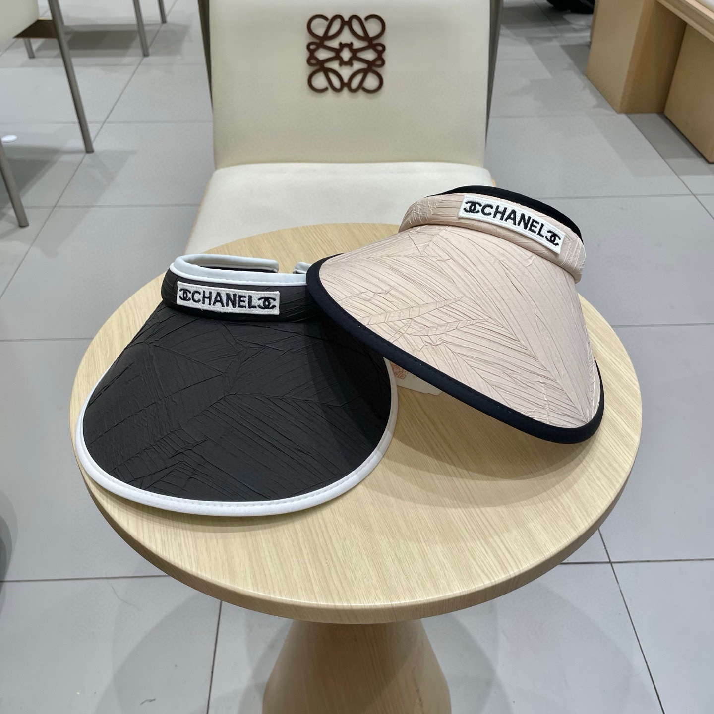  香奈儿新款空顶帽
甜美风
💙帽子整体因为是空顶的所以夏天不会有闷头的感觉并且不挑发型 脸型！防晒效果不