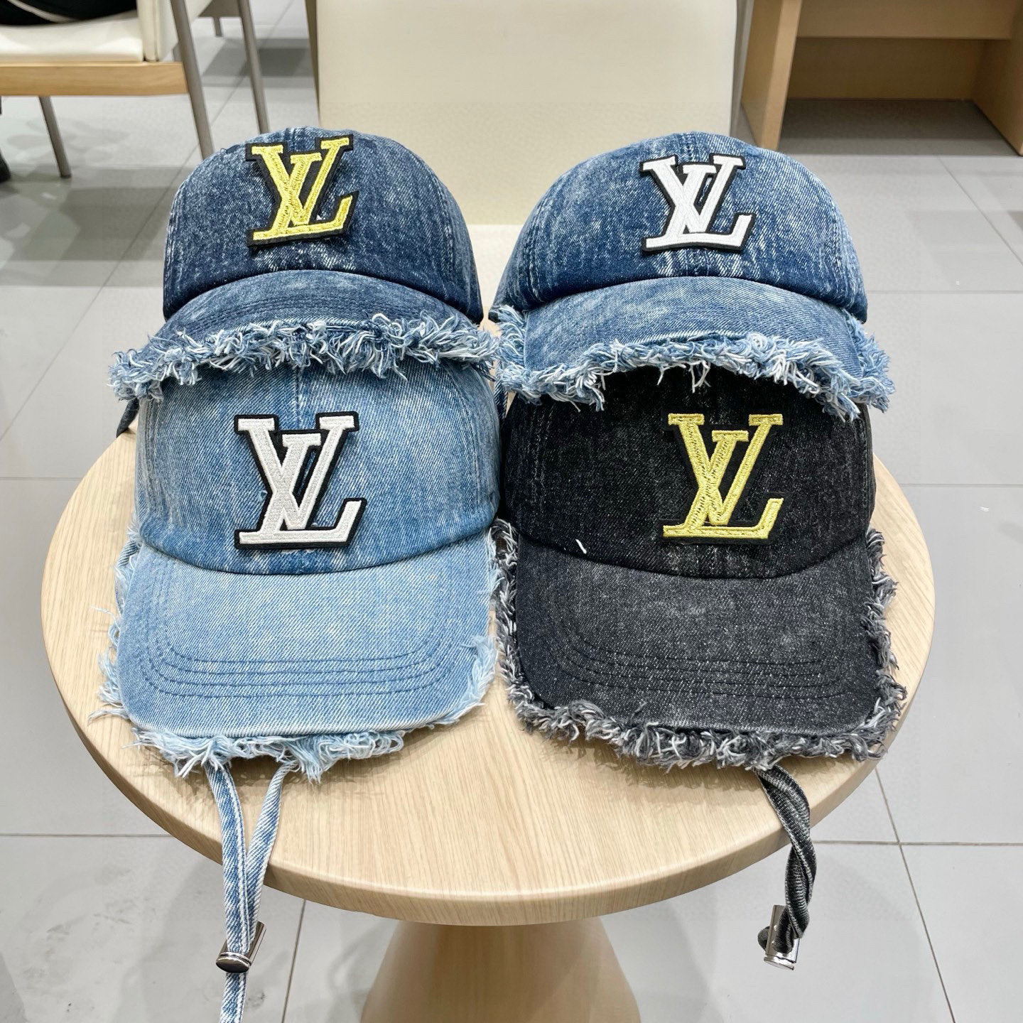   路易威登棒球帽LouisVuitton🧢  
LV棒球帽，简约大气，流苏边男女通用