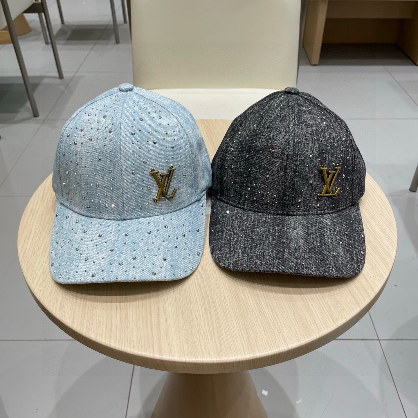  LV棒球帽🧢2025新款路易威登棒球帽🧢 火爆出货，百搭单品🥰随便搭配都很好看 质量超赞👍 时尚百搭