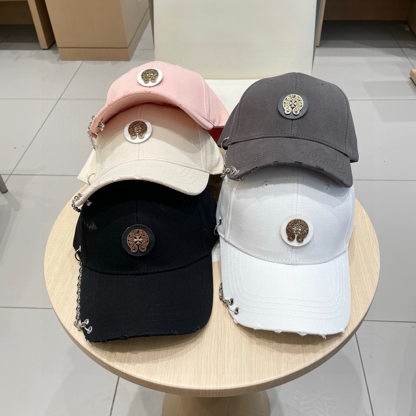  克罗心25春季新款棒球帽
这款帽子也太好看了！破洞设计增添了几分随性与不羁，无论搭配休闲装还是运动装都