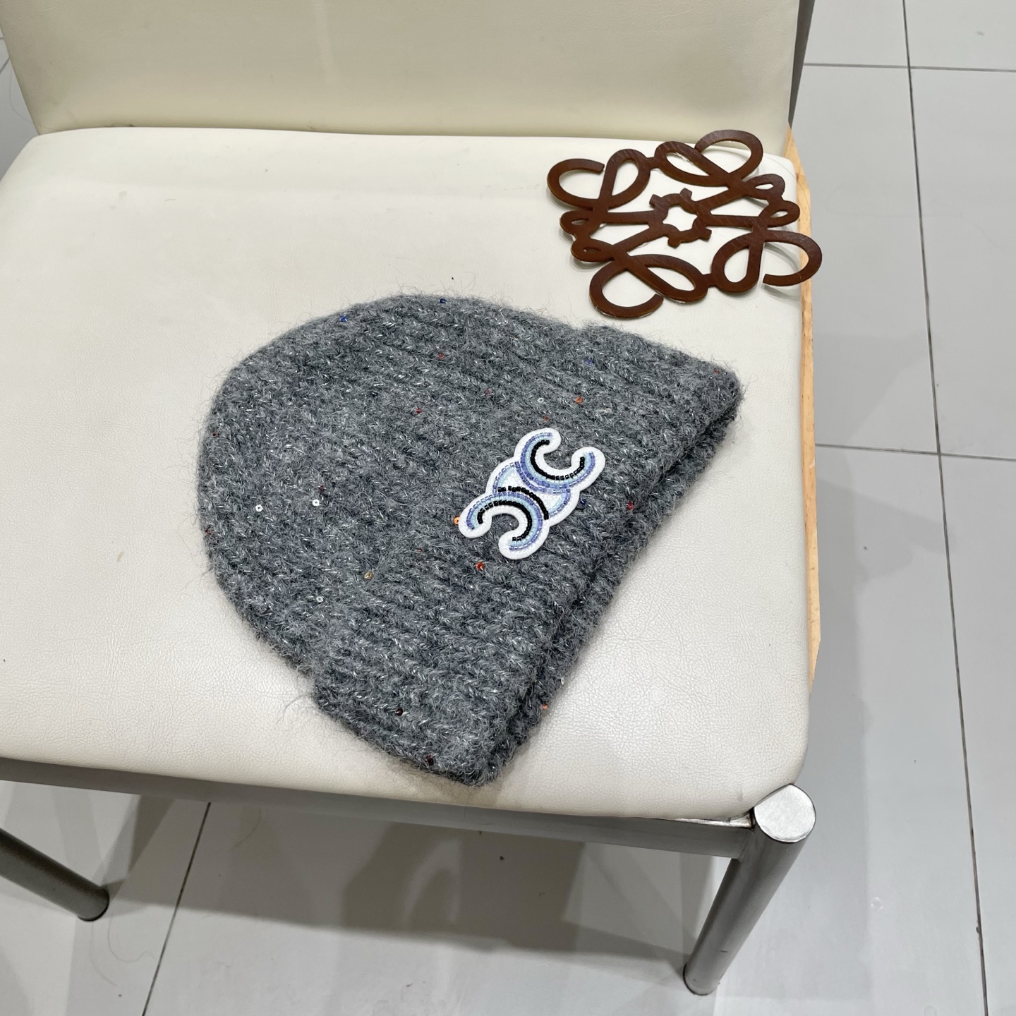  塞琳celine毛线针织面料手感舒适透气性好！款式新颖别致！出街必备单品，减龄又时尚，非常大方！帽型特