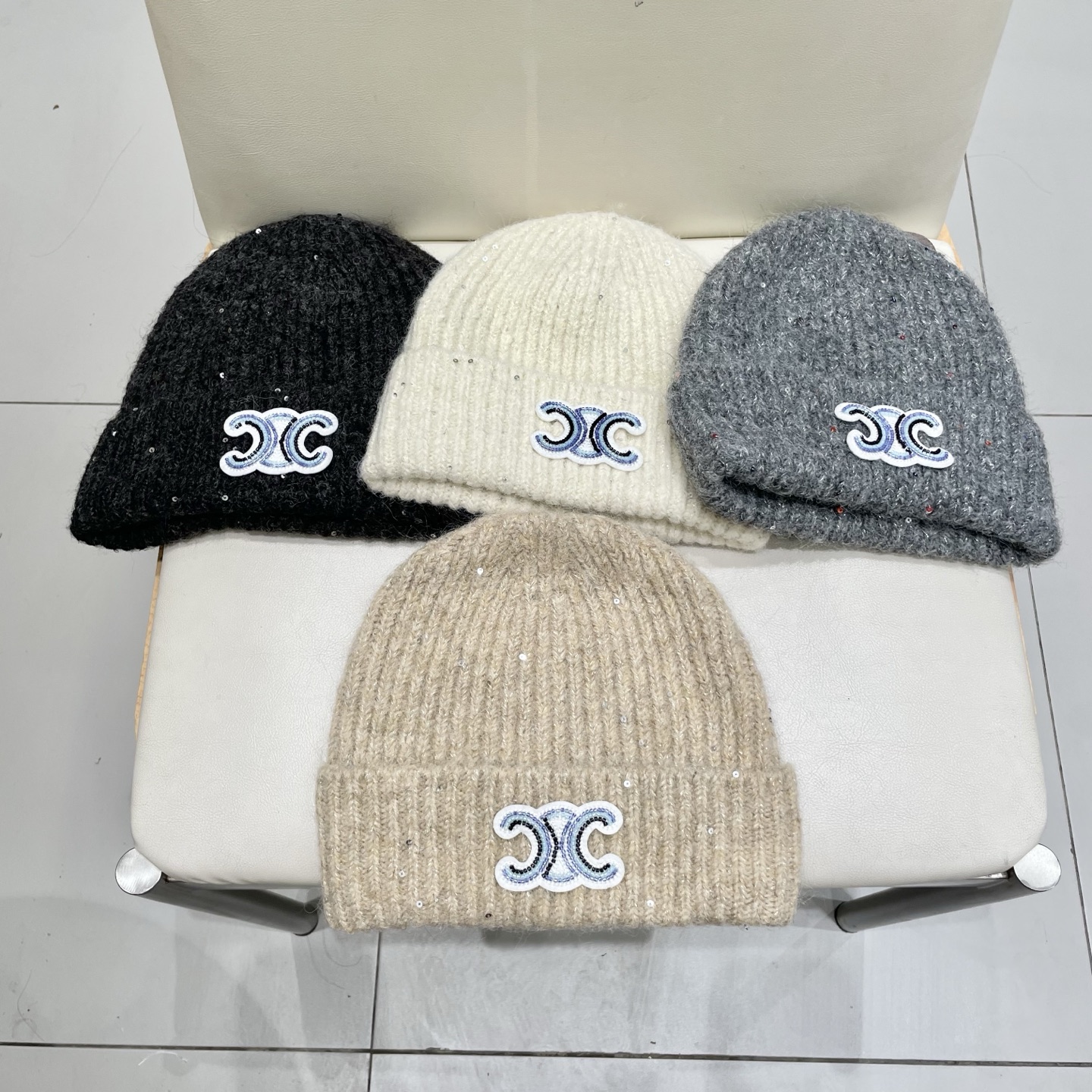  塞琳celine毛线针织面料手感舒适透气性好！款式新颖别致！出街必备单品，减龄又时尚，非常大方！帽型特