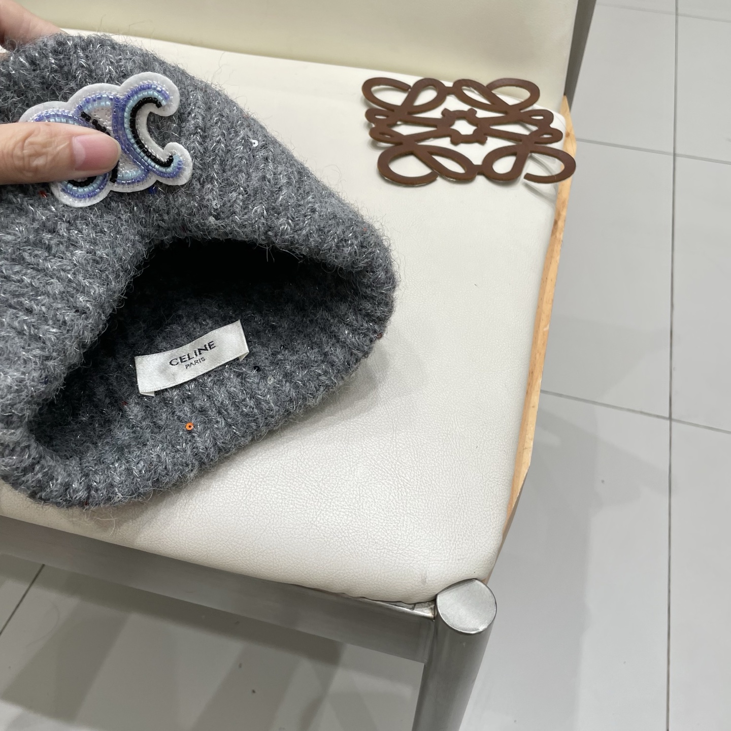  塞琳celine毛线针织面料手感舒适透气性好！款式新颖别致！出街必备单品，减龄又时尚，非常大方！帽型特