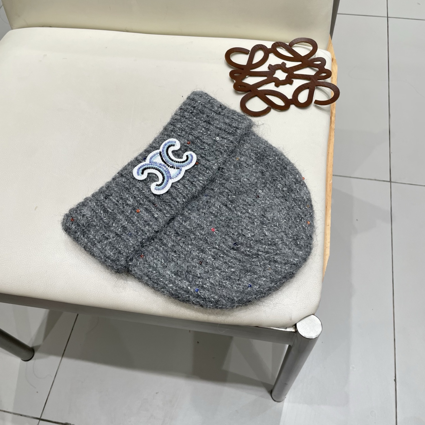  塞琳celine毛线针织面料手感舒适透气性好！款式新颖别致！出街必备单品，减龄又时尚，非常大方！帽型特