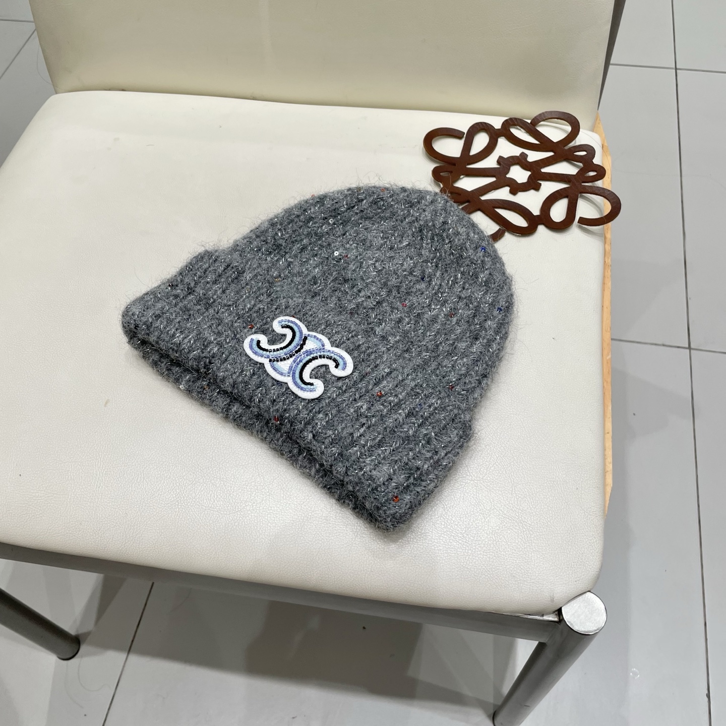  塞琳celine毛线针织面料手感舒适透气性好！款式新颖别致！出街必备单品，减龄又时尚，非常大方！帽型特