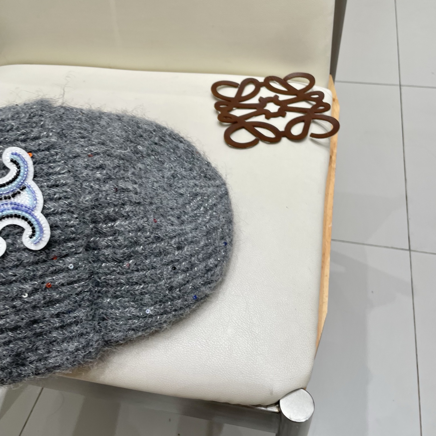  塞琳celine毛线针织面料手感舒适透气性好！款式新颖别致！出街必备单品，减龄又时尚，非常大方！帽型特