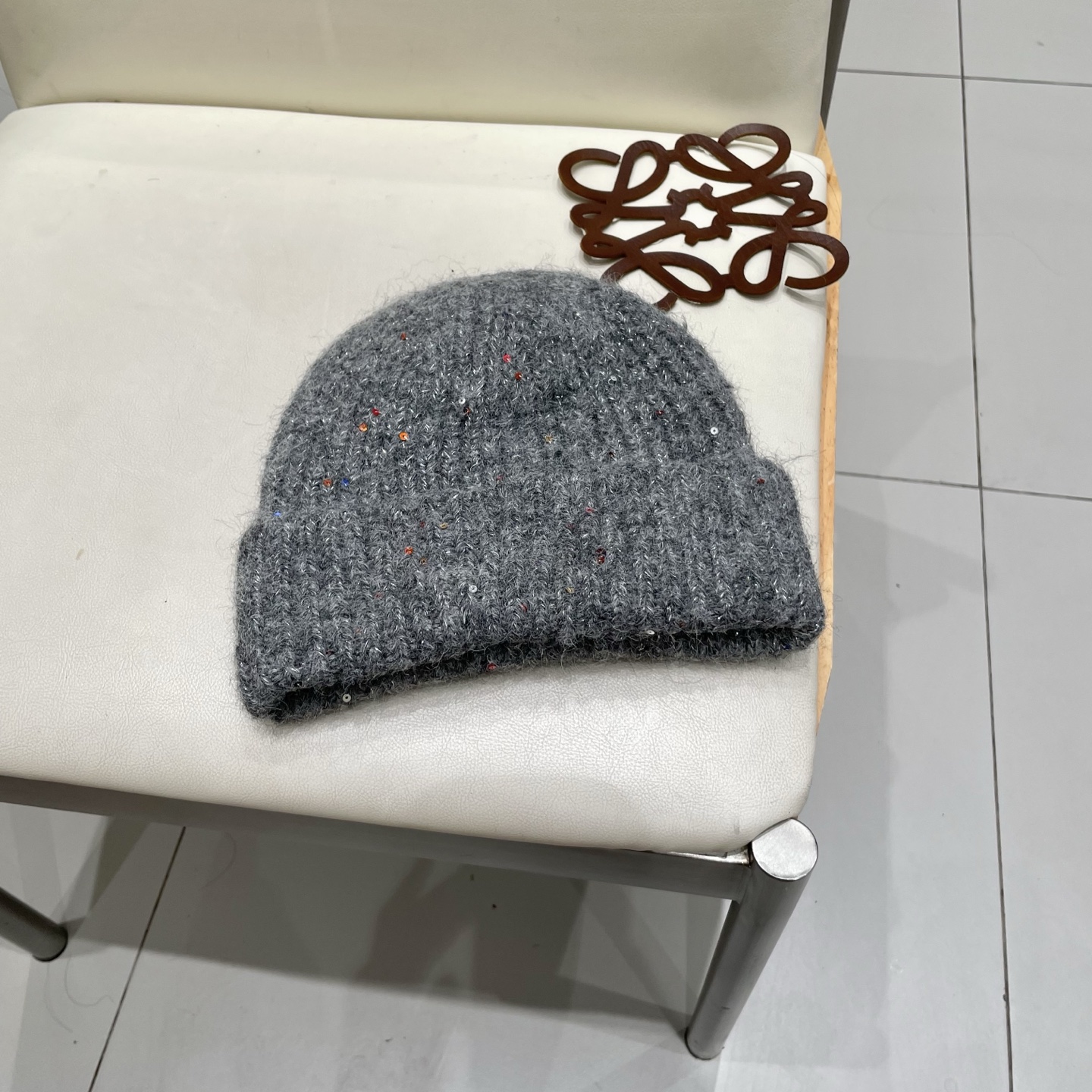  塞琳celine毛线针织面料手感舒适透气性好！款式新颖别致！出街必备单品，减龄又时尚，非常大方！帽型特