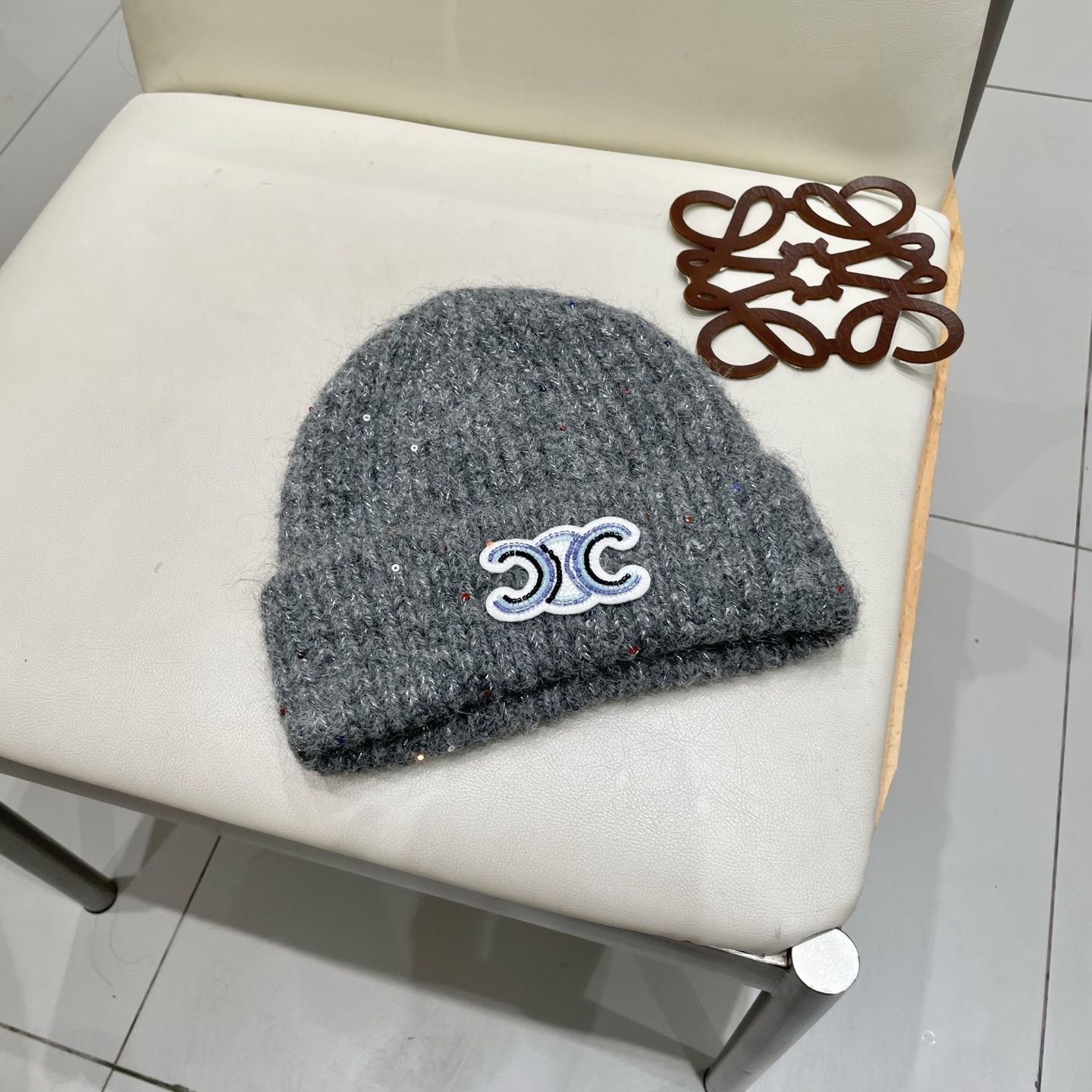  塞琳celine毛线针织面料手感舒适透气性好！款式新颖别致！出街必备单品，减龄又时尚，非常大方！帽型特