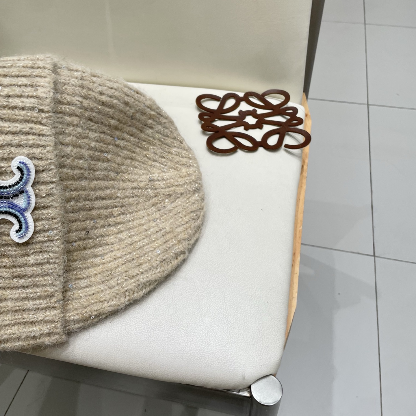  塞琳celine毛线针织面料手感舒适透气性好！款式新颖别致！出街必备单品，减龄又时尚，非常大方！帽型特