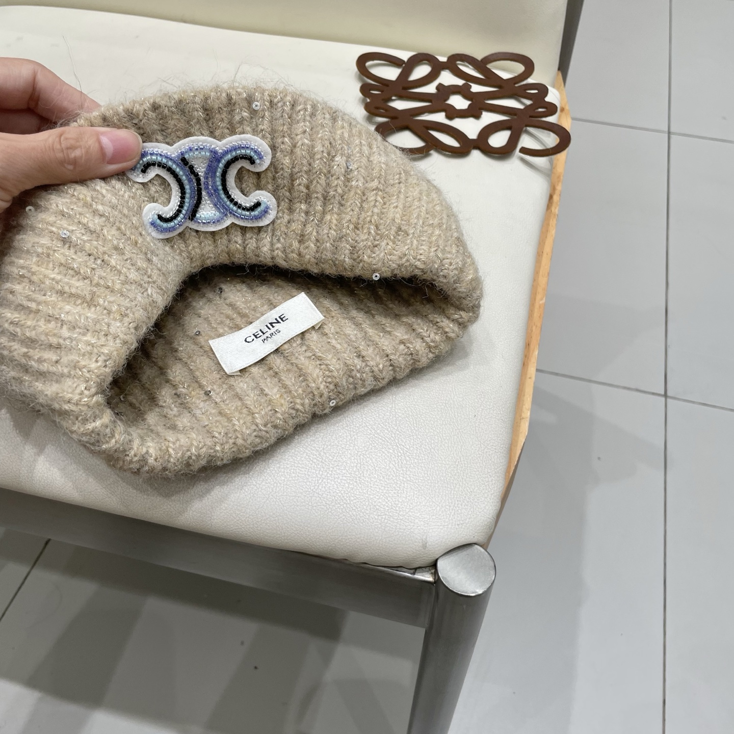  塞琳celine毛线针织面料手感舒适透气性好！款式新颖别致！出街必备单品，减龄又时尚，非常大方！帽型特