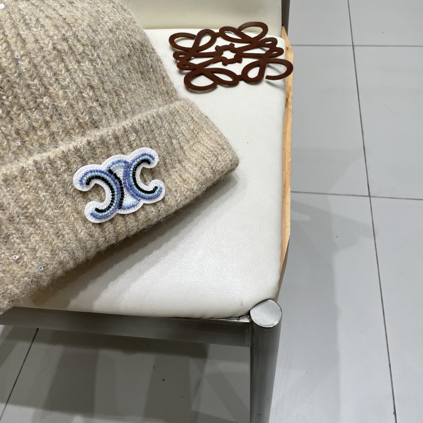  塞琳celine毛线针织面料手感舒适透气性好！款式新颖别致！出街必备单品，减龄又时尚，非常大方！帽型特