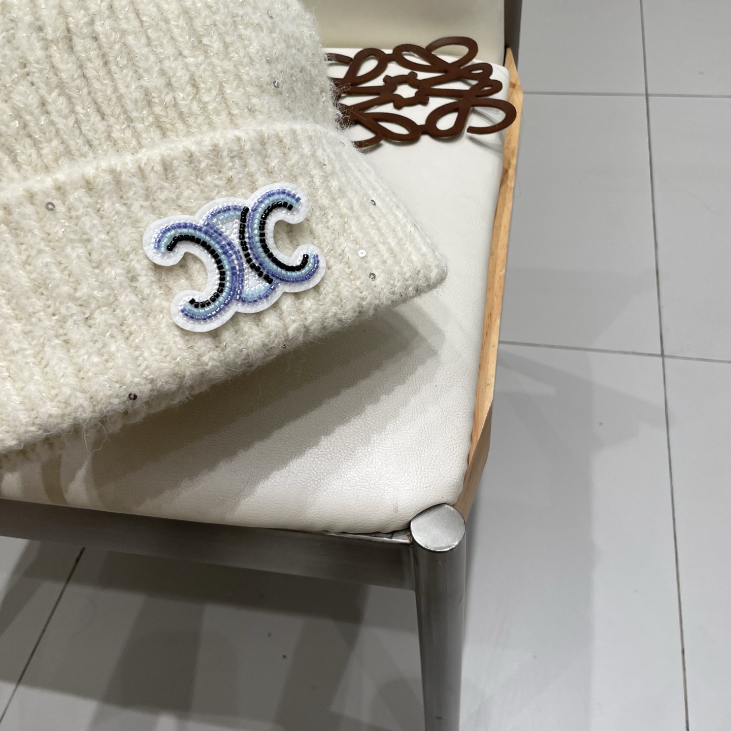  塞琳celine毛线针织面料手感舒适透气性好！款式新颖别致！出街必备单品，减龄又时尚，非常大方！帽型特