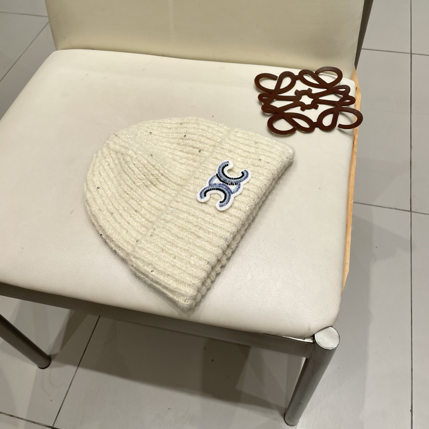  塞琳celine毛线针织面料手感舒适透气性好！款式新颖别致！出街必备单品，减龄又时尚，非常大方！帽型特