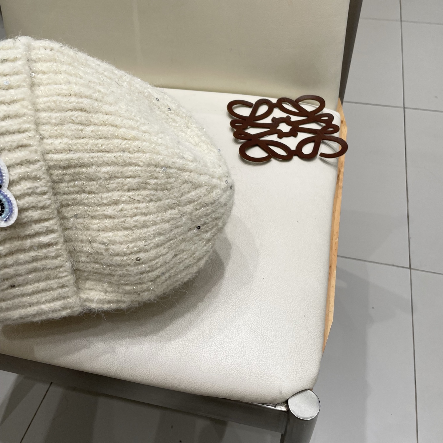  塞琳celine毛线针织面料手感舒适透气性好！款式新颖别致！出街必备单品，减龄又时尚，非常大方！帽型特