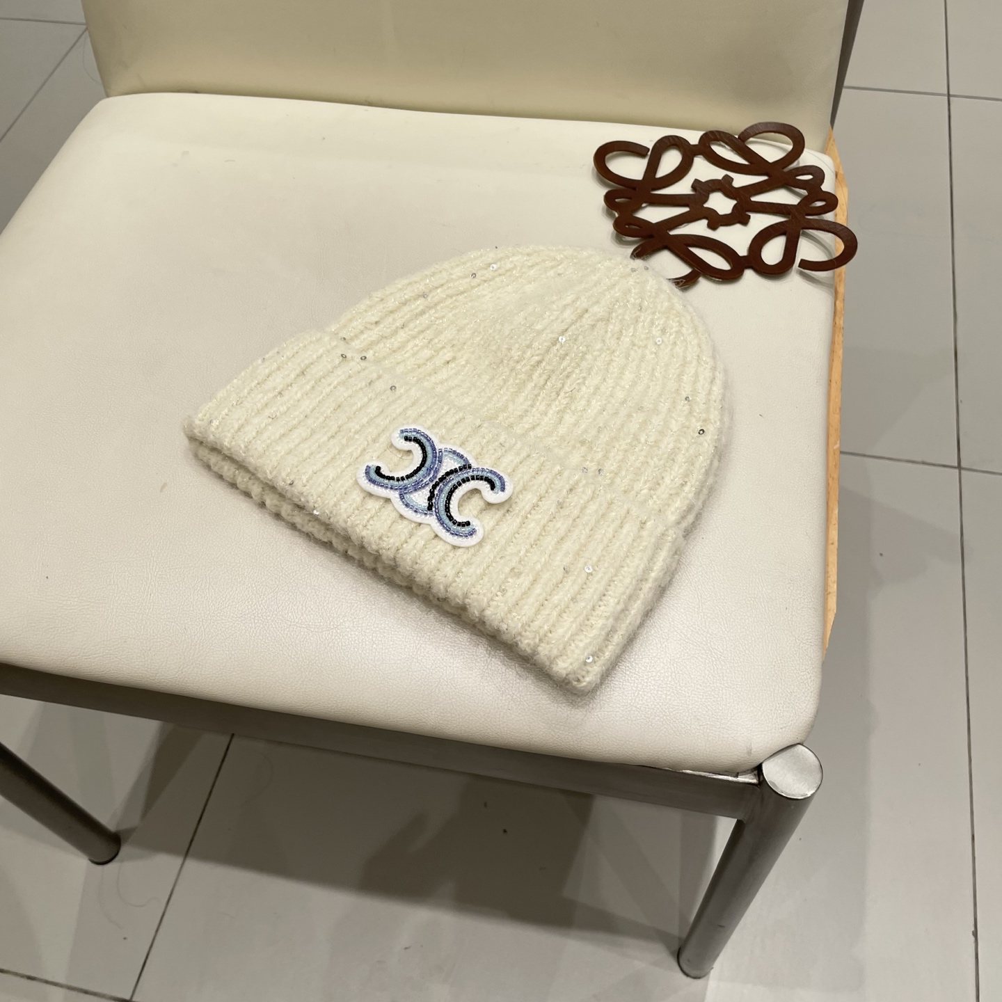  塞琳celine毛线针织面料手感舒适透气性好！款式新颖别致！出街必备单品，减龄又时尚，非常大方！帽型特