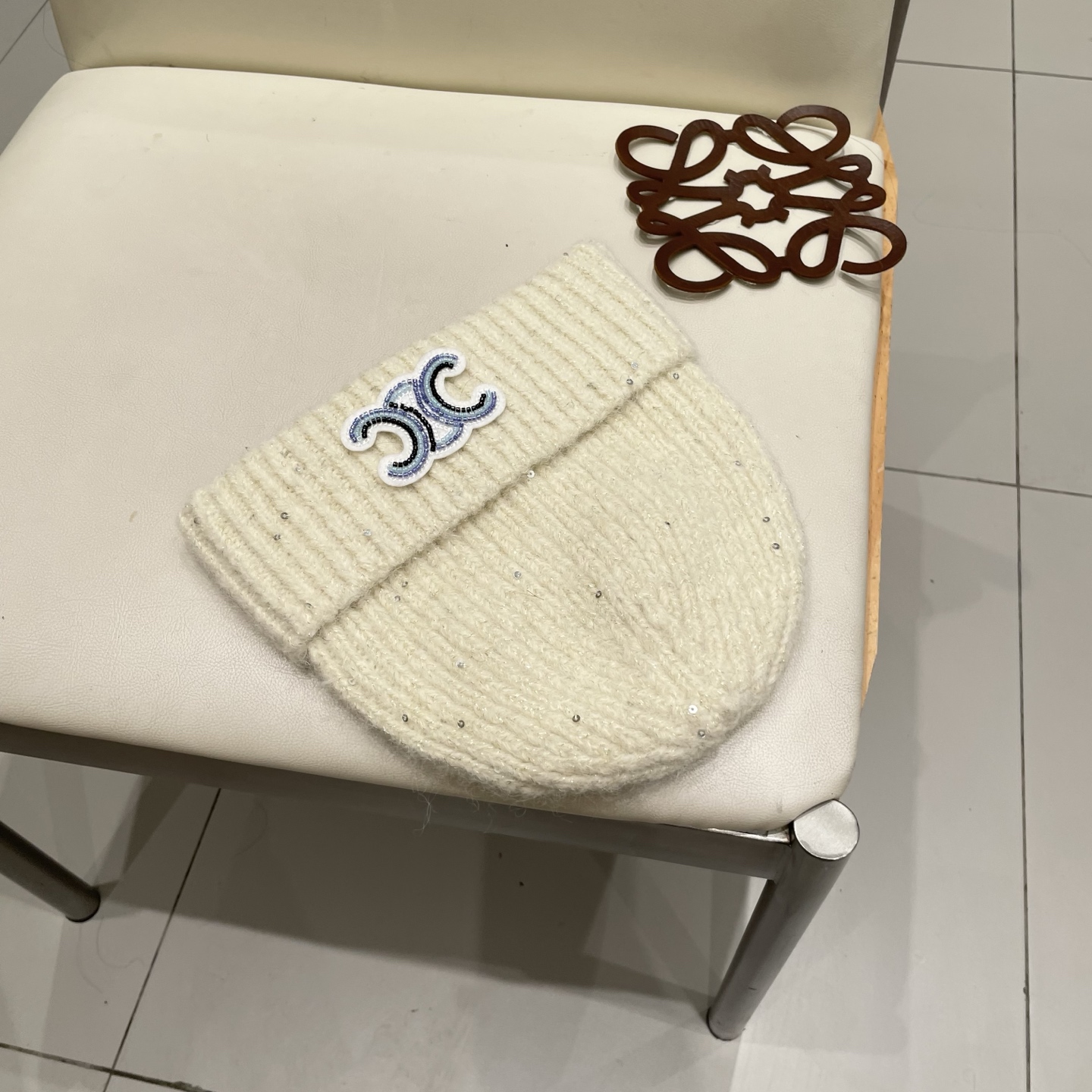  塞琳celine毛线针织面料手感舒适透气性好！款式新颖别致！出街必备单品，减龄又时尚，非常大方！帽型特