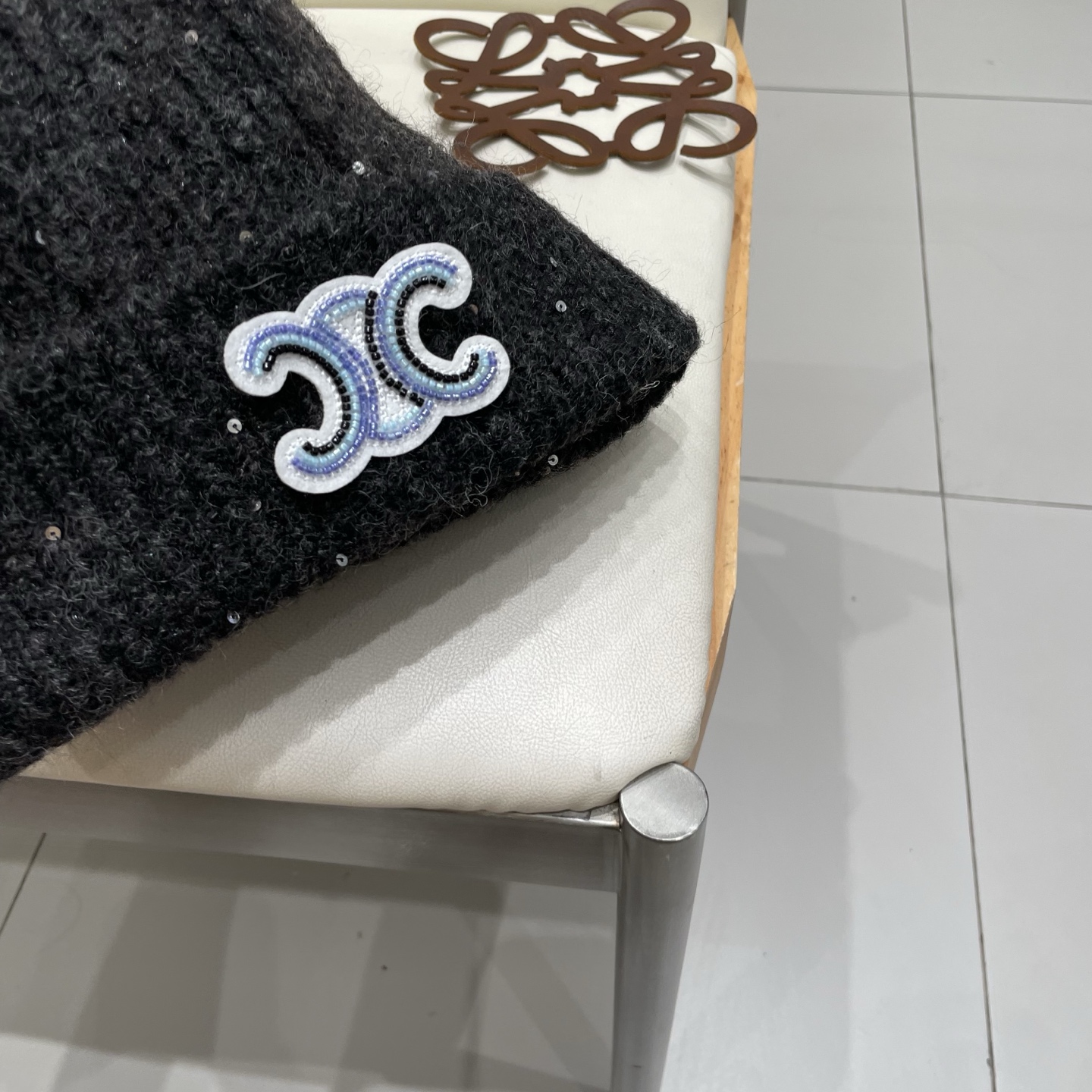  塞琳celine毛线针织面料手感舒适透气性好！款式新颖别致！出街必备单品，减龄又时尚，非常大方！帽型特